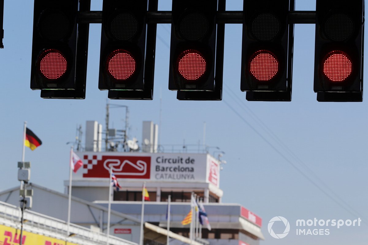 Semáforos en la recta de meta del Circuit de Barcelona-Catalunya