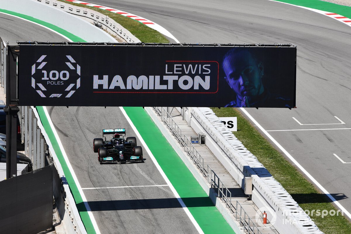 Lewis Hamilton, Mercedes W12, entra en el Parc Ferme tras conseguir su pole position 100 en la F1