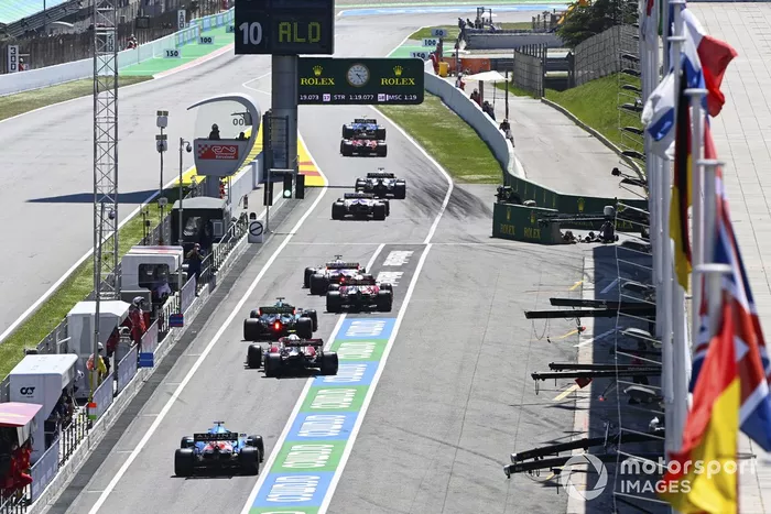 Nicholas Latifi, Williams FW43B, Los pilotos salen de los boxes al comienzo de la clasificación