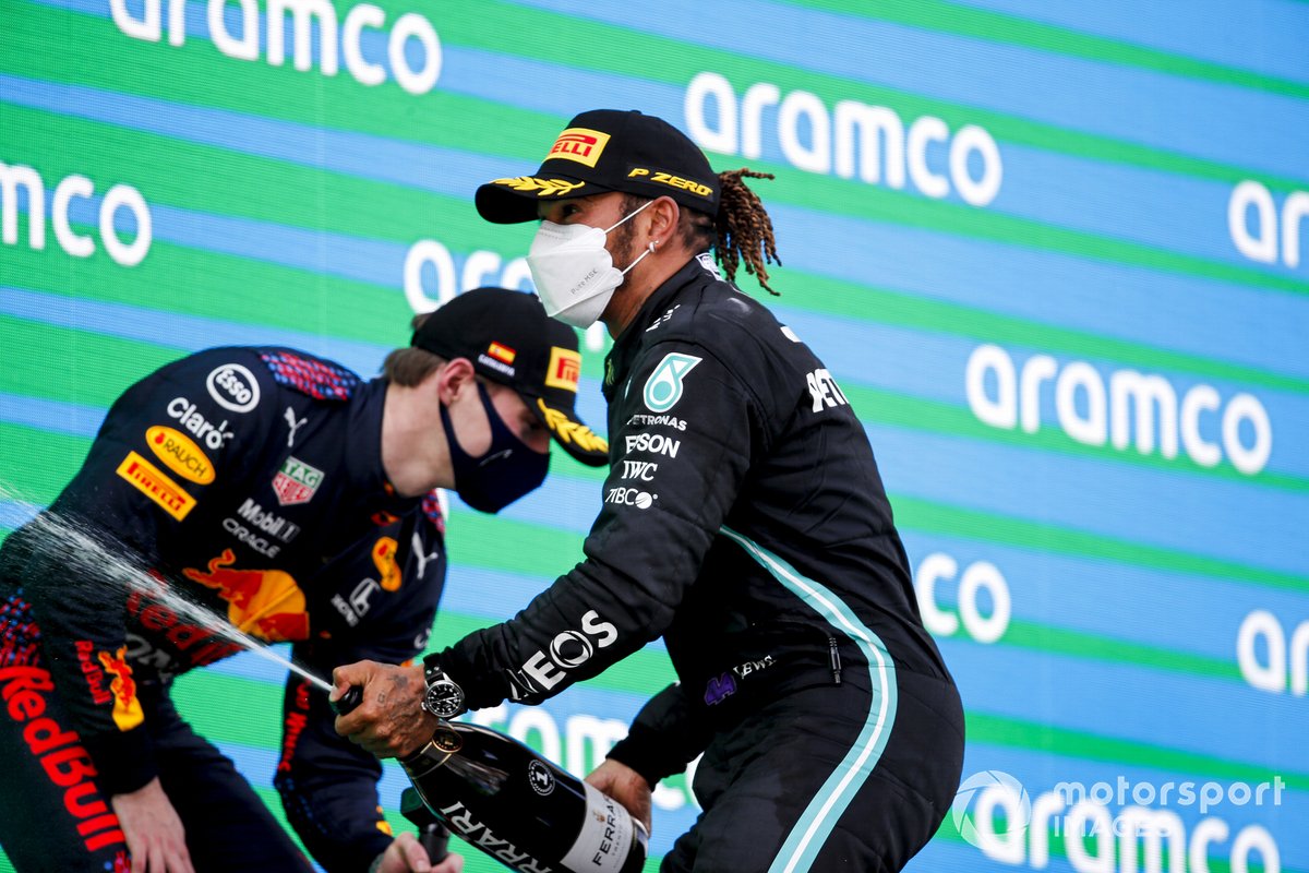 Il vincitore Lewis Hamilton, Mercedes e Max Verstappen, Red Bull Racing celebrate on the podiumw ith the champagne