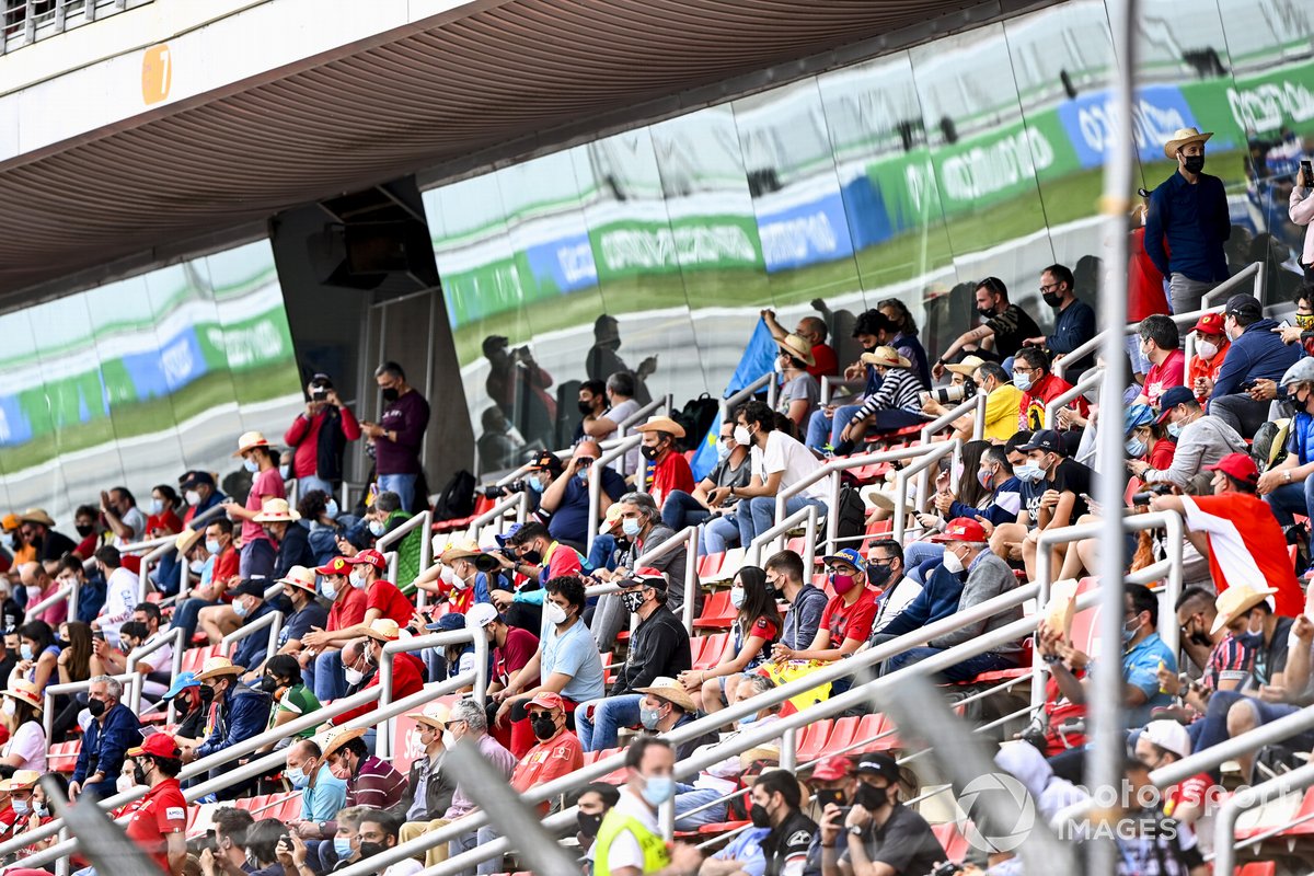 Los fans sentados en las gradas