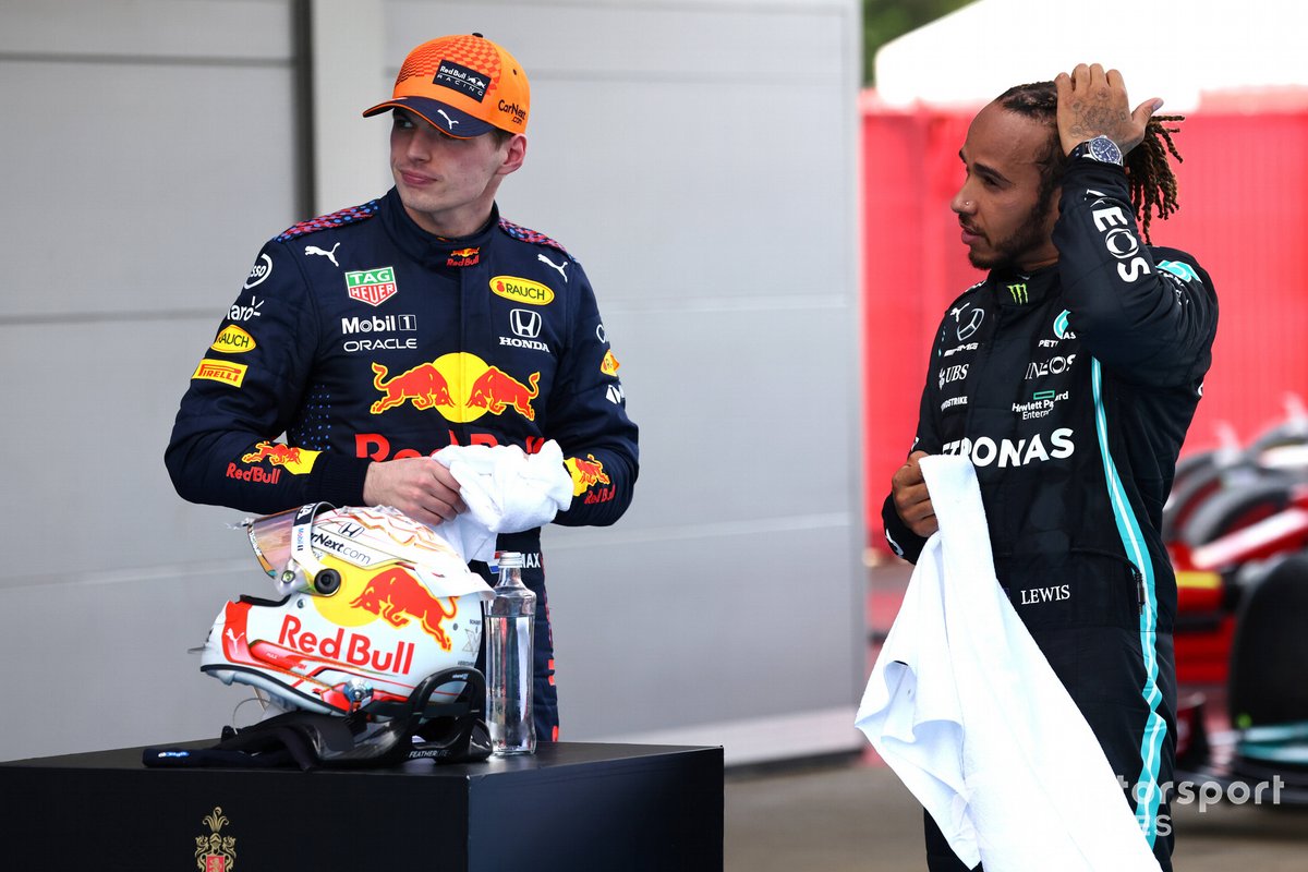 Max Verstappen, Red Bull Racing, 2ᵉ Lewis Hamilton, Mercedes, vainqueur, dans le parc fermé