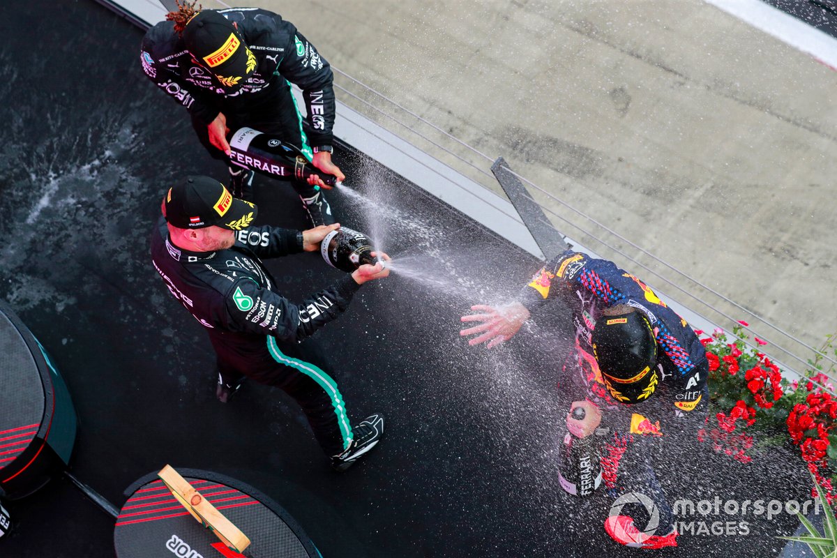 Valtteri Bottas, Mercedes, 3° classificato, Lewis Hamilton, Mercedes, 2° classificato, e Max Verstappen, Red Bull Racing, 1° classificato, festeggiano con Champagne sul podio