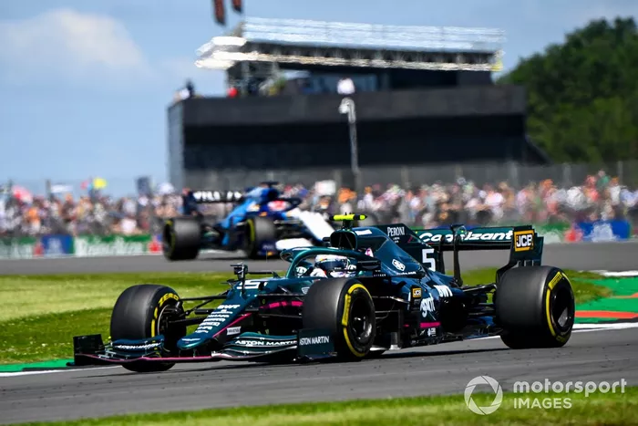 Sebastian Vettel, Aston Martin AMR21, George Russell, Williams FW43B