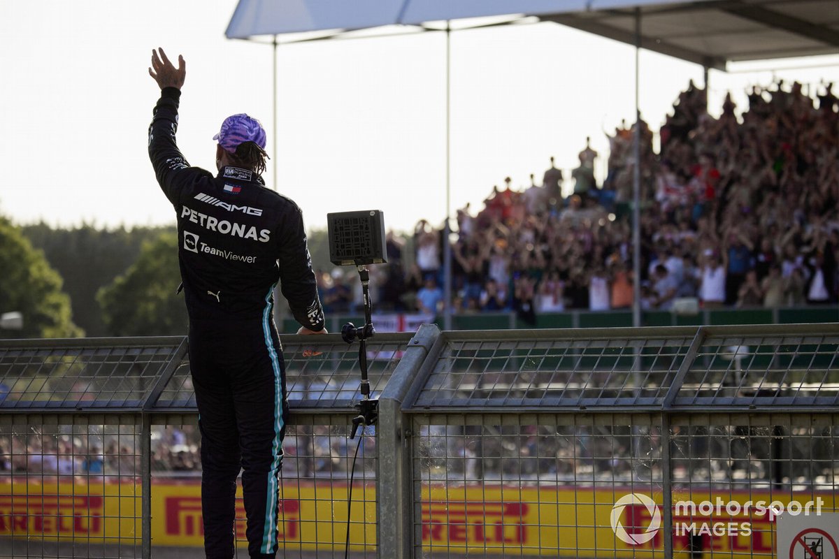 Lewis Hamilton, Mercedes, si arrampica sulla recinzione dopo essersi assicurato la pole