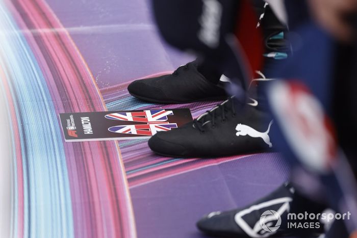 Las botas de Lewis Hamilton, Mercedes W12, en la parrilla