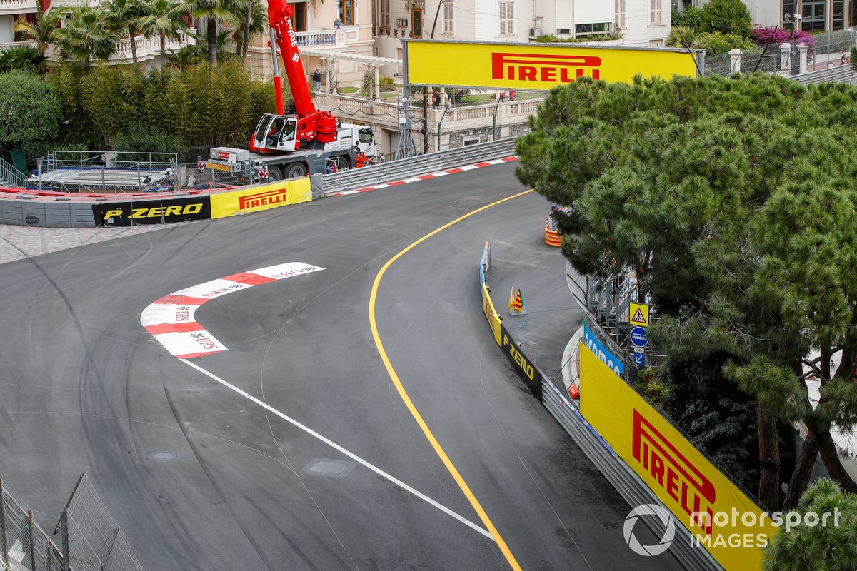 Striscioni Pirelli a lato della pista