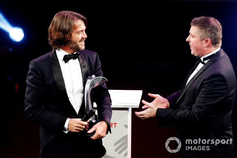 Stephane Ratel sul palco con il "Gregor Grant Award"