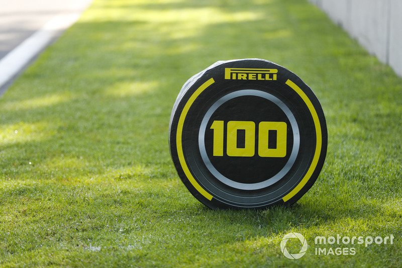 Penanda titik pengereman 100 meter dengan branding Pirelli