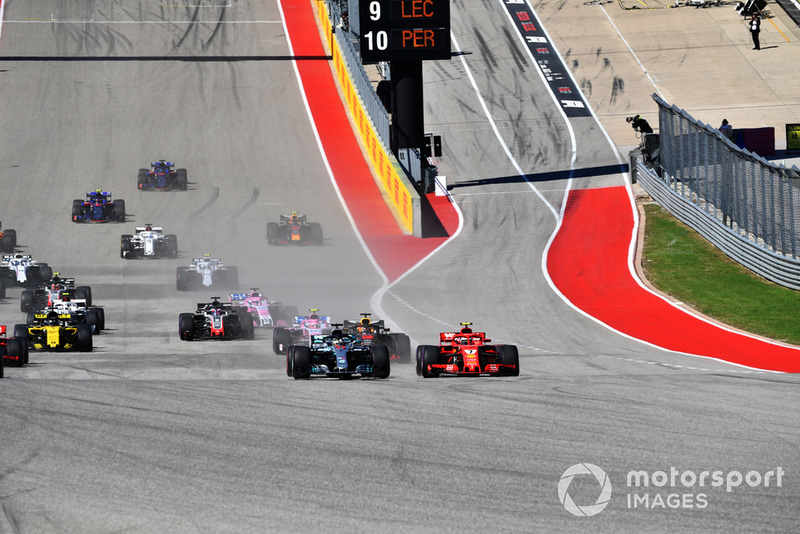 Lewis Hamilton, Mercedes-AMG F1 W09 and Kimi Raikkonen, Ferrari SF71H battle at the start of the race 