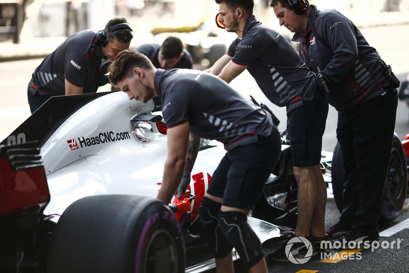 Kevin Magnussen, Haas F1 Team VF-18, in the pits