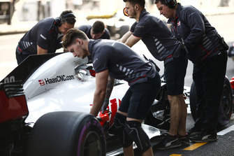 Kevin Magnussen, Haas F1 Team VF-18, in the pits
