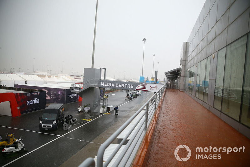 Paddock bajo la lluvia