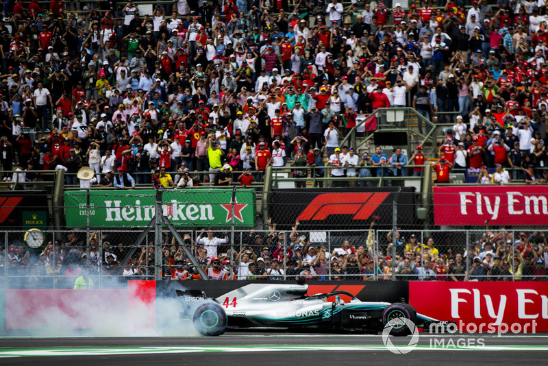 Lewis Hamilton, Mercedes AMG F1 W09 EQ Power +, realiza donas después de asegurar su quinto título mundial de pilotos