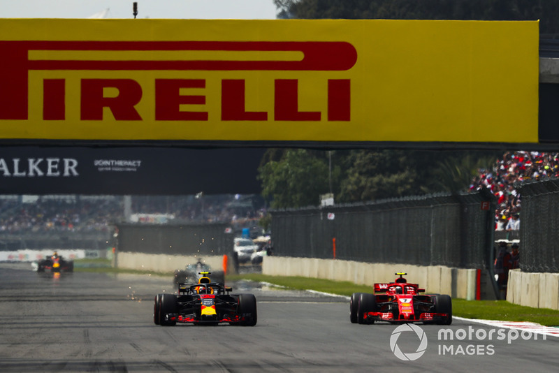 Max Verstappen, Red Bull Racing RB14, battles with Kimi Raikkonen, Ferrari SF71H