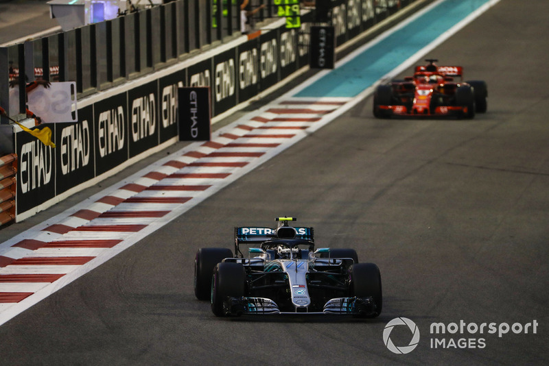 Valtteri Bottas, Mercedes AMG F1 W09 EQ Power+, precede Sebastian Vettel, Ferrari SF71H