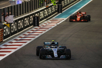 Valtteri Bottas, Mercedes AMG F1 W09 voor Sebastian Vettel, Ferrari SF71H