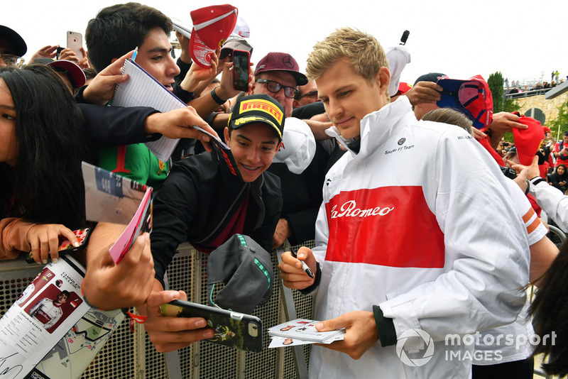 Marcus Ericsson, Sauber, posa per un selfie con un tifoso