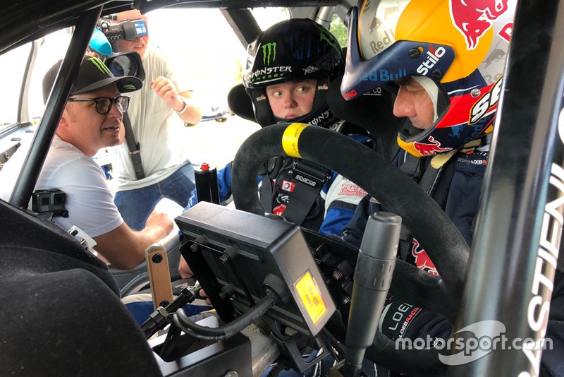 Sebastien Loeb fa da tutor a Oliver Solberg, mentre Petter Solberg osserva