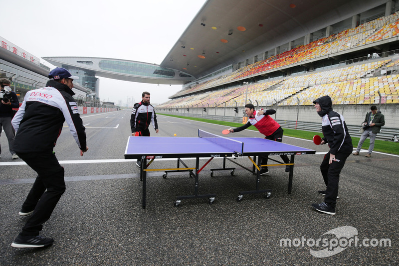 Les pilotes Toyota jouent au tennis de table