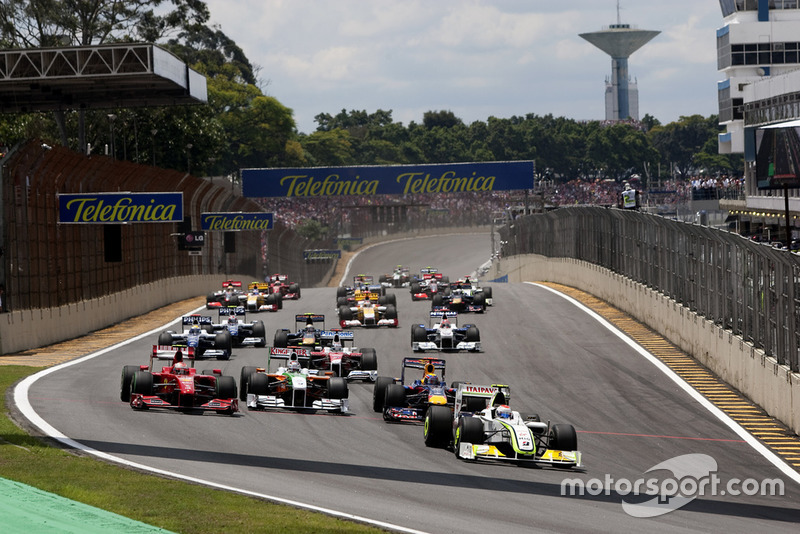 Rubens Barrichello, Brawn GP BGP001 Mercedes, 8ª posición, Mark Webber, Red Bull Racing RB5 Renault, 1ª posición, Kimi Raikkonen, Ferrari F60, 6ª posición y Adrian Sutil, Force India VJM02 Mercedes, retirado, liderando el grupo a través de la primera curva en la arrancada