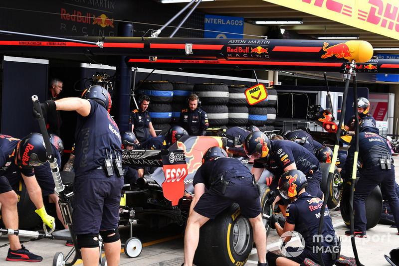 Mekanik Red Bull Racing berlatih pit stop
