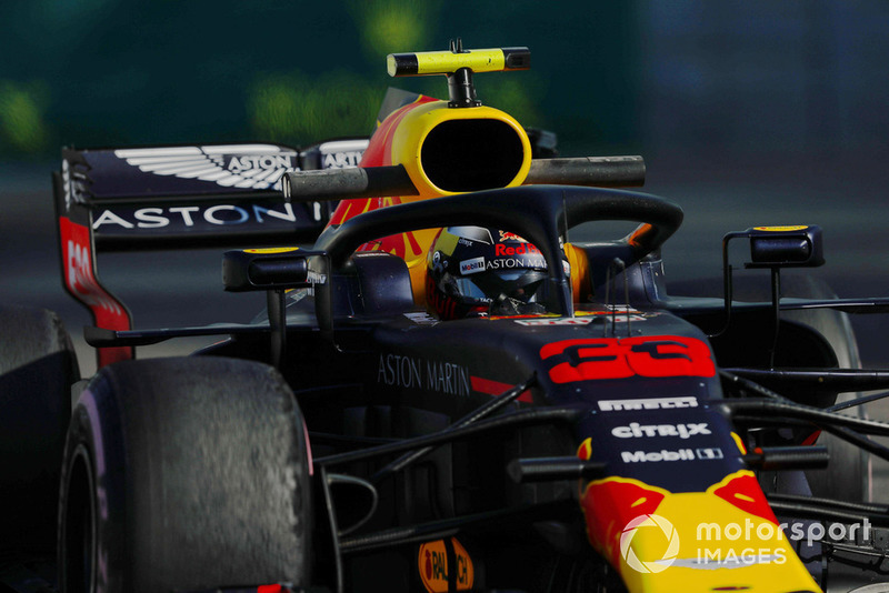 Verstappen stuift met rokende banden de pits uit