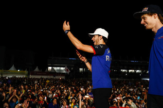 Pierre Gasly, Scuderia Toro Rosso, and Brendon Hartley, Scuderia Toro Rosso, have fun with the crowds