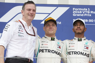Podyum: James Allison, Mercedes AMG F1 Teknik Direktörü, Valtteri Bottas, Mercedes AMG F1 ve Lewis Hamilton, Mercedes AMG F1
