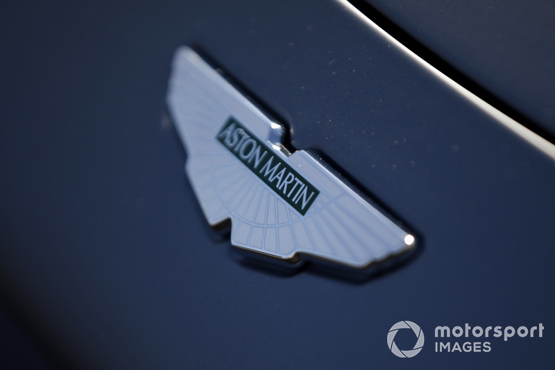 Эмблема Aston Martin