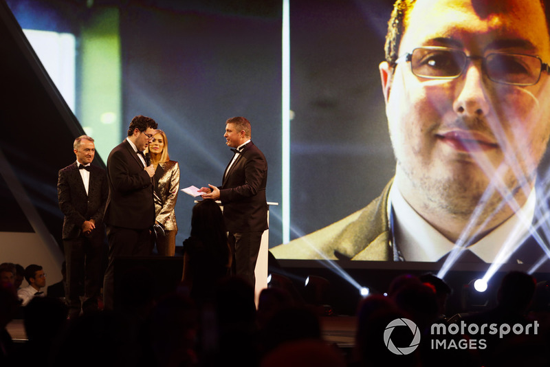 Paddy Lowe presents the Autosport Williams Engineer of the Future Award to Owen Heaney