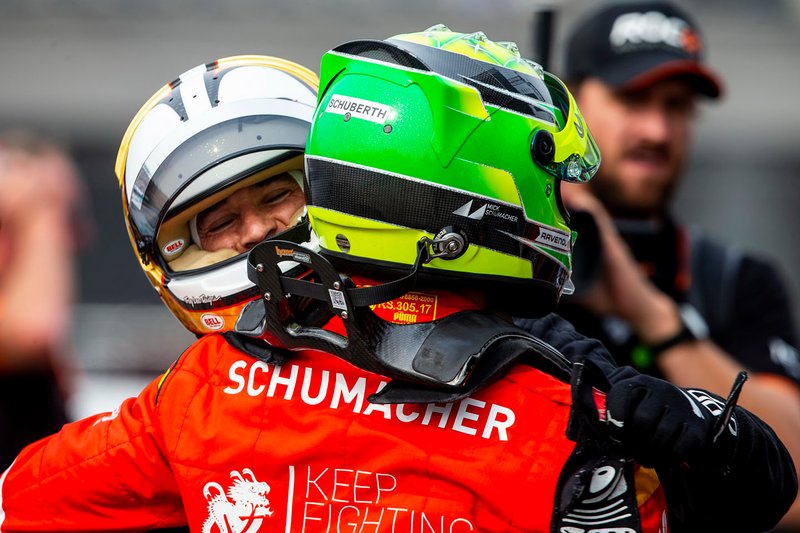 Helio Castroneves abraza a Mick Schumacher
