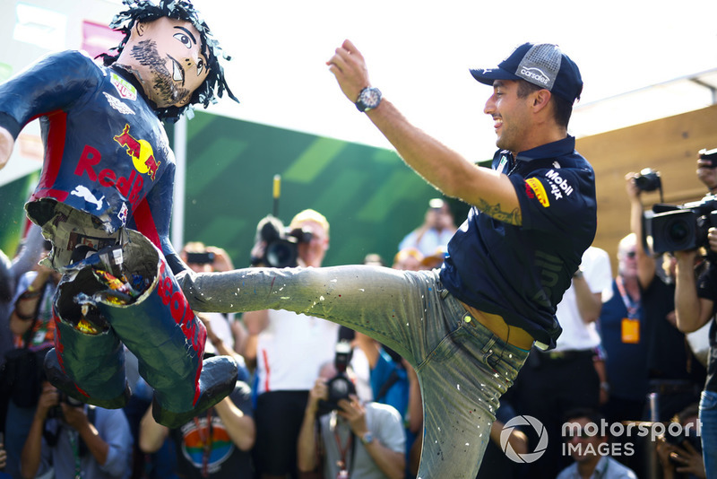 Daniel Ricciardo, Red Bull Racing, menendang boneka dirinya