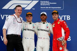 James Allison, Mercedes AMG F1 technisch directeur, Valtteri Bottas, Mercedes AMG F1, Lewis Hamilton, Mercedes AMG F1 en Sebastian Vettel, Ferrari op het podium