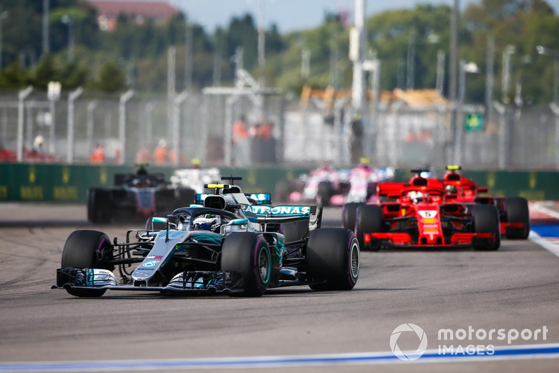 Valtteri Bottas, Mercedes AMG F1 W09, memimpin Sebastian Vettel, Ferrari SF71H