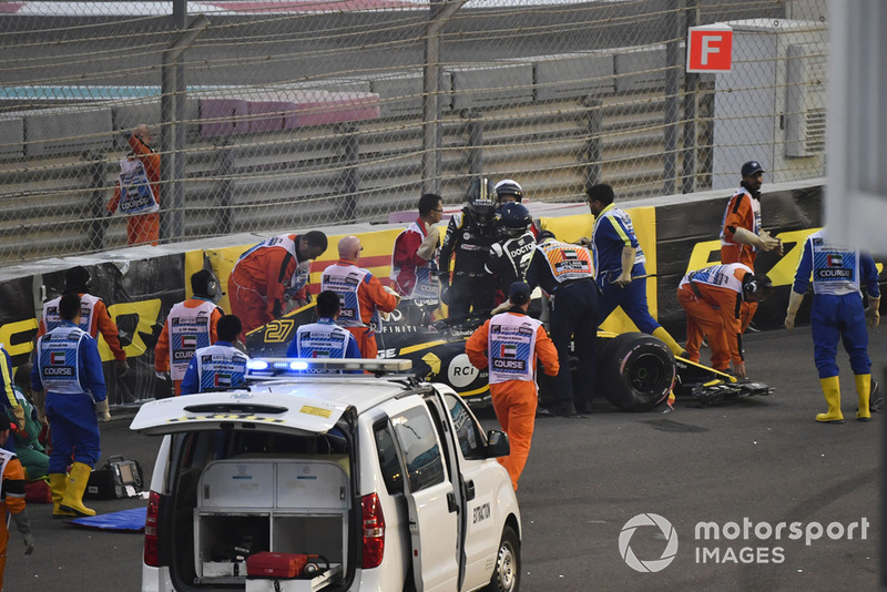 L'équipe médicale et les commissaires viennent en aident à Nico Hulkenberg, Renault Sport F1 Team R.S. 18 après son accident du premier tour