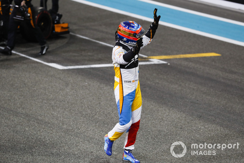 Fernando Alonso, McLaren, saluda a los aficionados después de completar su última carrera en la F1.