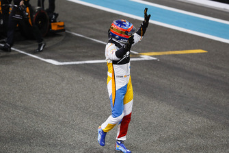 Fernando Alonso, McLaren, saluta i tifosi al termine della sua ultima gara in F1