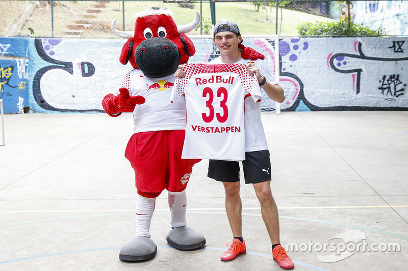 Max Verstappen y Daniel Ricciardo, Red Bull Racing juegan Futsal en Brasil