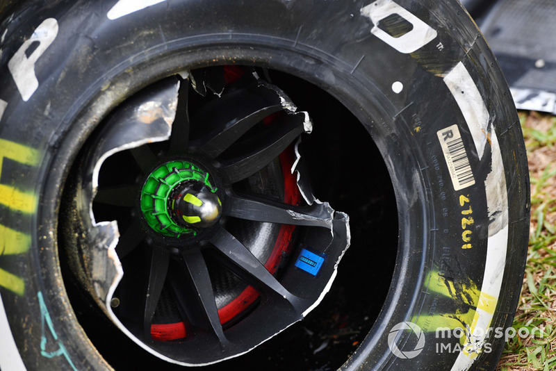 La monoposto incidentata di Nico Hulkenberg, Renault Sport F1 Team R.S. 18, nelle FP2
