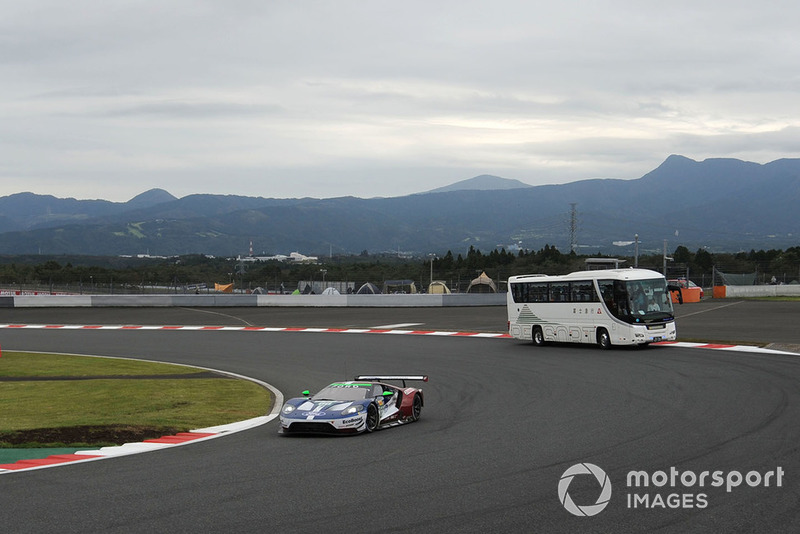#66 Ford Chip Ganassi Racing Ford GT: Stefan Mucke, Olivier Pla with circuit safari bus