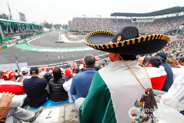 Un fan con un sombrero