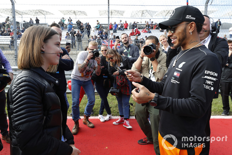 La actriz y modelo Millie Bobby Brown consigue un viaje de HotLaps con Lewis Hamilton, Mercedes AMG F1