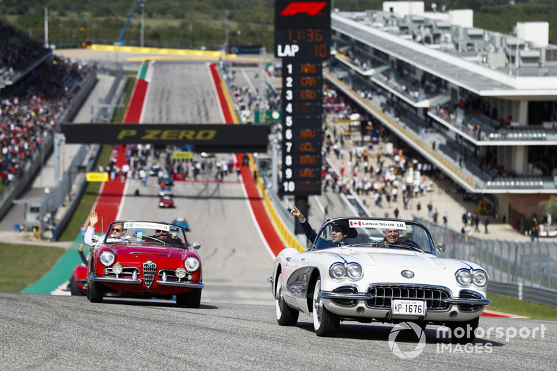 Lance Stroll, Williams Racing, e Marcus Ericsson, Sauber, nella drivers parade
