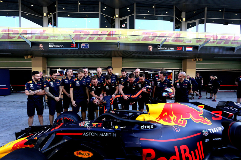 Daniel Ricciardo, Red Bull Racing ve mekanikerler Red Bull Racing takım fotoğrafında