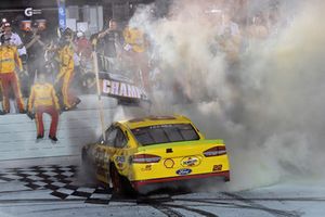 Joey Logano, Team Penske, Ford Fusion Shell Pennzoil celebra su campeonato