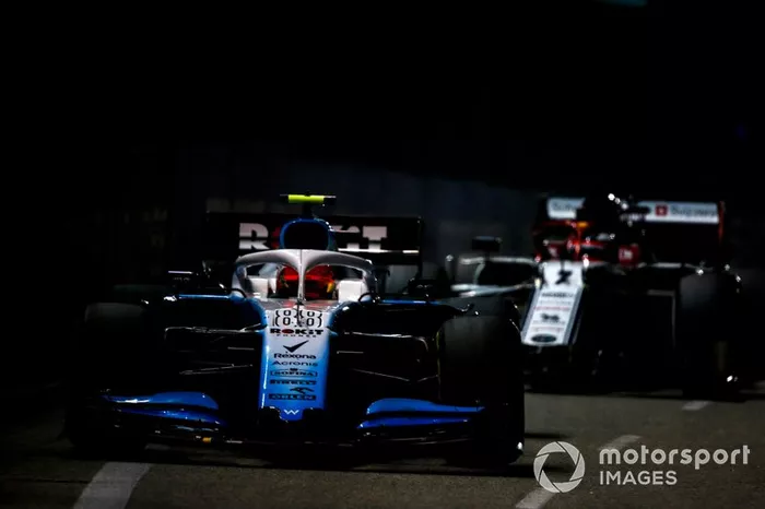 Robert Kubica, Williams FW42, precede Kimi Raikkonen, Alfa Romeo Racing C38