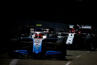 Robert Kubica, Williams FW42, leads Kimi Raikkonen, Alfa Romeo Racing C38