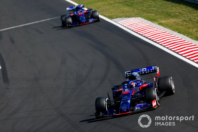Daniil Kvyat, Toro Rosso STR14, precede Alexander Albon, Toro Rosso STR14