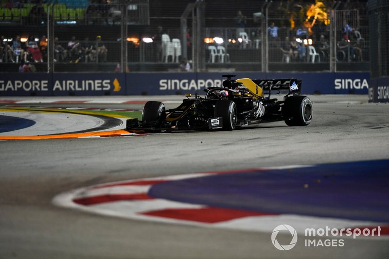 Romain Grosjean, Haas F1 Team VF-19, suffers a spin
